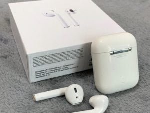 Apple AirPods with Wireless Charging Case